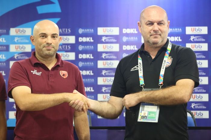 Pelatih Kuala Lumpur City, Bojan Hodak, bersalaman dengan pelatih PSM Makassar, Bernardo Tavares jelang final Piala AFC 2022 zona ASEAN.