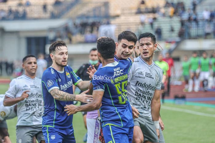 Kiper Bali United, Nadeo Argawinata (kanan), sempat terlibat perselisihan dengan gelandang Persib Bandung bernama Ricky Kambuaya (kiri) dalam laga pekan kenam Liga 1 2022 di Stadion Gelora Bandung Lautan Api, Bandung, Jawa Barat, 23 Agustus 2022.