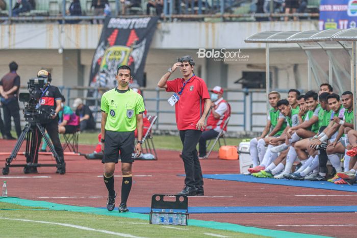 Pelatih Bali United, Stefano Cugurra alias Teco, sedang memantau timnya bertanding dalam laga pekan keenam Liga 1 2022 di Stadion Gelora Bandung Lautan Api, Bandung, Jawa Barat, 23 Agustus 2022.