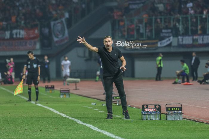 Pelatih Persija Jakarta, Thomas Doll, sedang memberikan intruksi kepada para pemainnya dalam laga pekan kelima Liga 1 2022 di Stadion Patriot Candrabhaga, Bekasi, Jawa Barat, 24 Agustus 2022.