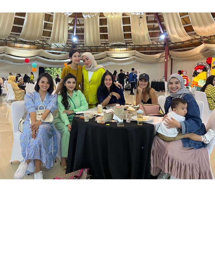 Potret Ririn Ekawati bersama para selebriti sosialita tanah air.