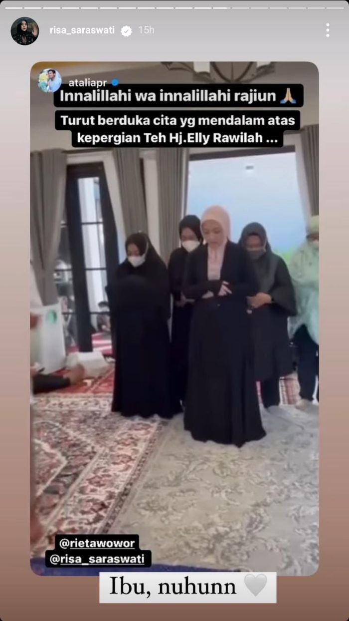 Atalia Praratya memimpin sholat jenazah ibunda Risa Saraswati. 