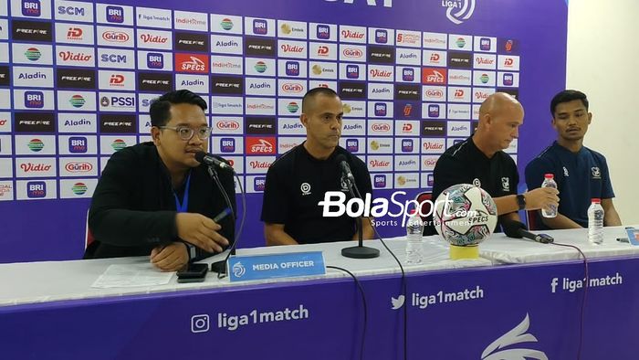 Pelatih Madura United, Fabio Lefundes mengaku takut saat polisi masuk ke Stadion dalam laga kontra Persis Solo di Stadion Manahan, Selasa (23/8/2022).