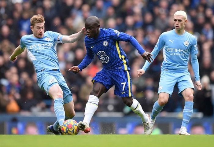 N'Golo Kante berduel dengan Kevin De Bruyne dalam duel Liga Inggris Manchester City vs Chelsea di Etihad Stadium (15/1/2022).