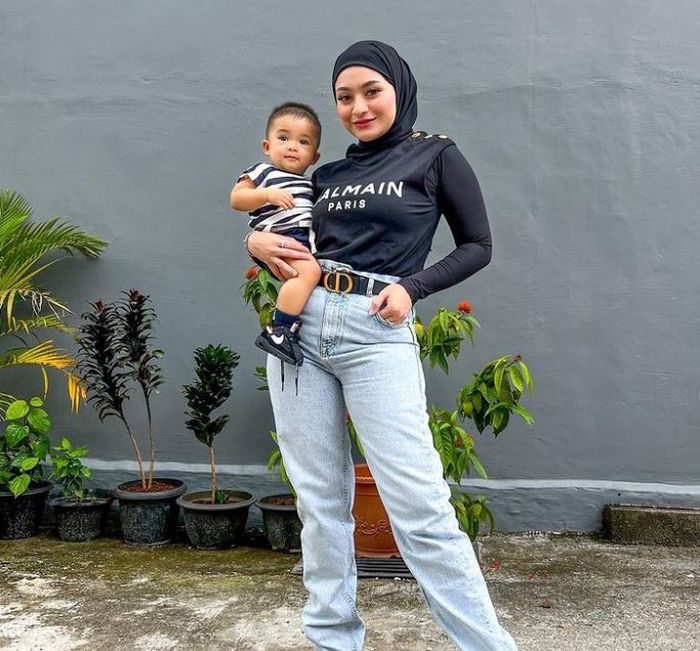 Nathalie Holscher dan anak sulungnya Adzam. 