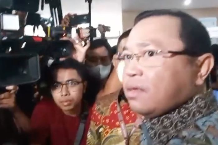 Pengacara Putri Candrawathi, Arman Hanis, mendapingi kliennya saat akan menjalani pemeriksaan perdana sebagai tersangka di Bareskrim Mabes Polri, Jumat (26/8/2022).