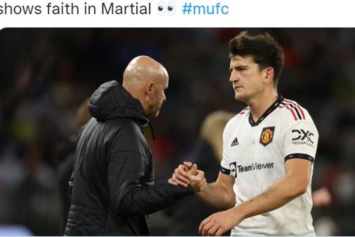 Pelatih Manchester United, Erik ten Hag, bersalaman dengan Harry Maguire.