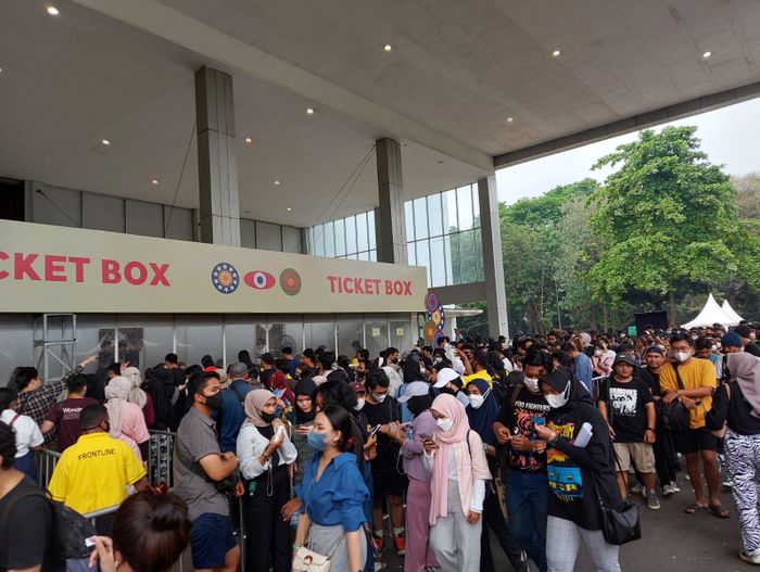 Antrian tiket The Sounds Project. 