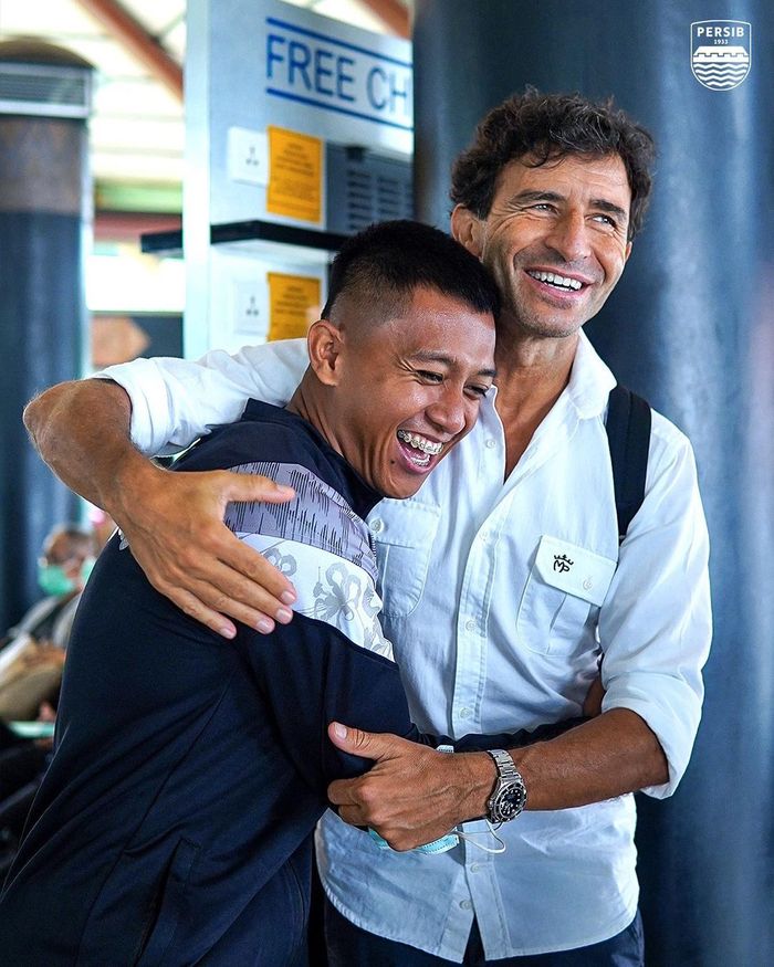 Pelatih Persib Bandung, Luis Milla bersama dengan Febri Hariyadi.
