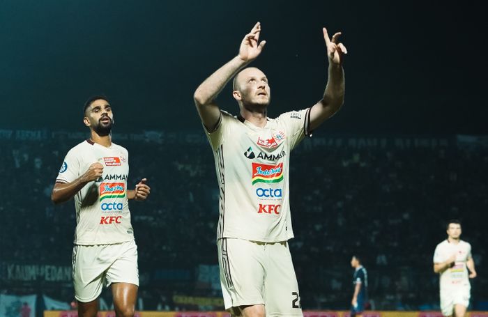 Pemain Persija Jakarta, Michael Krmencik, merayakan gol yang dicetaknya ke gawang Arema FC pada pekan ketujuh Liga 1 2022/2023.