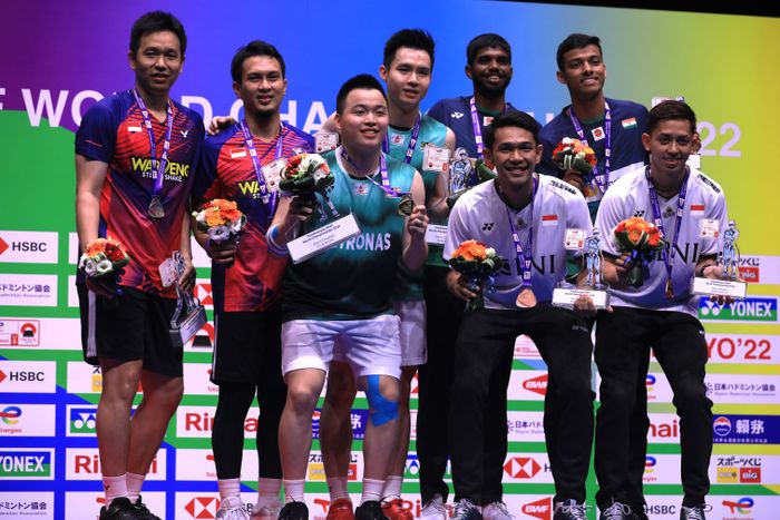 Pasangan ganda putra Indonesia, Mohammad Ahsan/Hendra Setiawan,  Fajar Alfian/Muhammad Rian Ardianto di podium Kejuaraan Dunia 2022 di Tokyo Metropolitan Gymnasium, Minggu (28/8/2022).