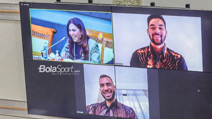 Komisi III DPR RI, Sari Yulianti, sedang berkomunikasi dengan dua calon pemain naturalisasi timnas Indonesia yakni Jordi Amat dan Sandy Walsh saat mengikuti sesi rapat secara virtual bersama DPR pada 29 Agustus 2022.