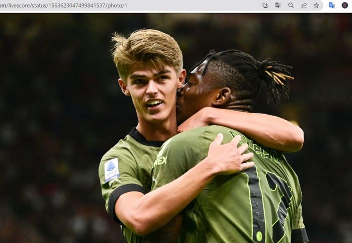 Charles De Ketelaere merayakan gol AC Milan ke gawang Bologna bersama dengan Rafael Leao di Stadion San Siro, Sabtu (27/8/2022).