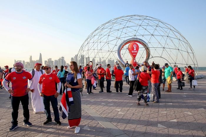 Suporter sepak bola berkumpul di monumen jam hitung mundur Piala Dunia 2022 di Doha, Qatar (16/6/2022).