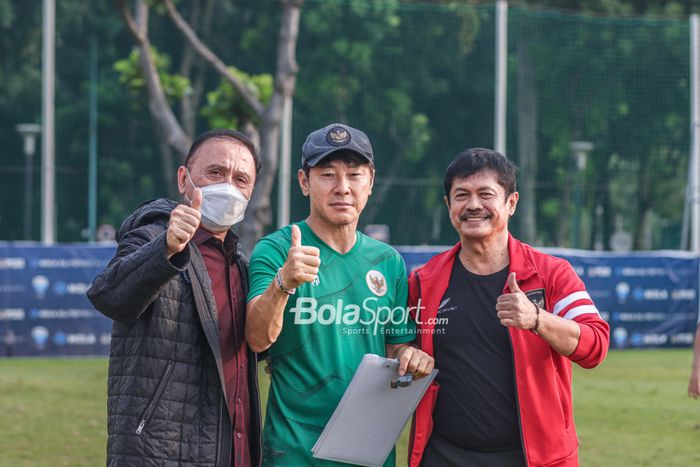 (Dari kiri ke kanan) Mochamad Iriawan selaku Ketua Umum PSSI, Indra Sjafri sebagai Direktur Teknik PSSI, dan Shin Tae-yong yang merupakan pelatih timnas U-19 Indonesia sedang berfoto bersama di Lapangan A, Senayan, Jakarta, 30 Agustus 2022.