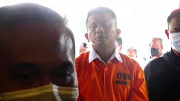 Cara Berjalan Ferdy Sambo Dengan Baju Tahanan Oranye Jadi Sorotan Usai 1,5 Jam Ditahan di Mobil Brimob.