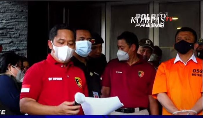 Ferdy Sambo mengenakan baju tahanan saat lakukan rekonstruksi pembunuhan Brigadir J