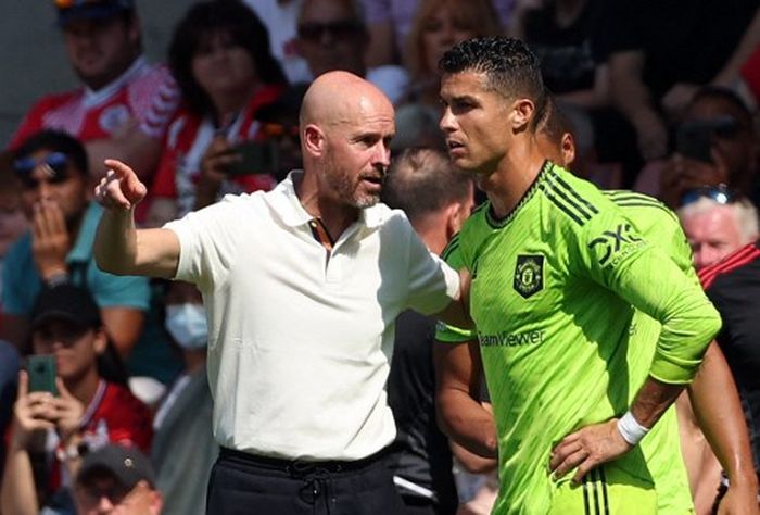 Erik ten Hag berbicara kepada Cristiano Ronaldo dalam laga Liga Inggris antara Southampton vs Manchester United di St Mary's (27/8/2022).