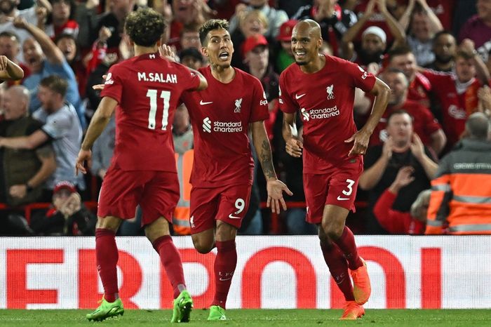 Striker Liverpool, Roberto Firmino (9), merayakan gol ke gawang Newcastle United dalam laga Liga Inggris di Stadion Anfield, Rabu (31/8/2022).