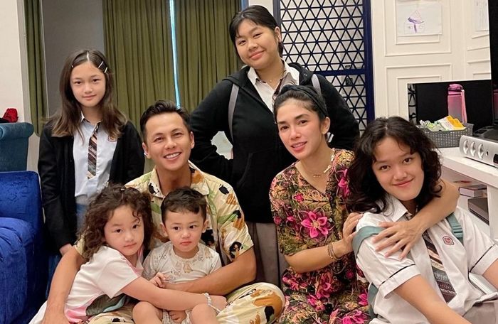 Keluarga Andhika Pratama dan Ussy Sulistiawaty.