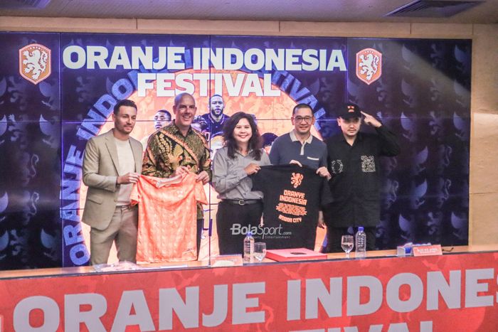 (Dari kiri ke kanan) Marc Klok, Gijs De Jong, Maaike Ira Puspita, Justinus Lhaksana, Valentino Simanjuntak dalam acara launching Oranje Indonesia Fesitval oleh KNVB di Media Center Gelora Bung Karno, Senayan, Jakarta, 1 September 2022.