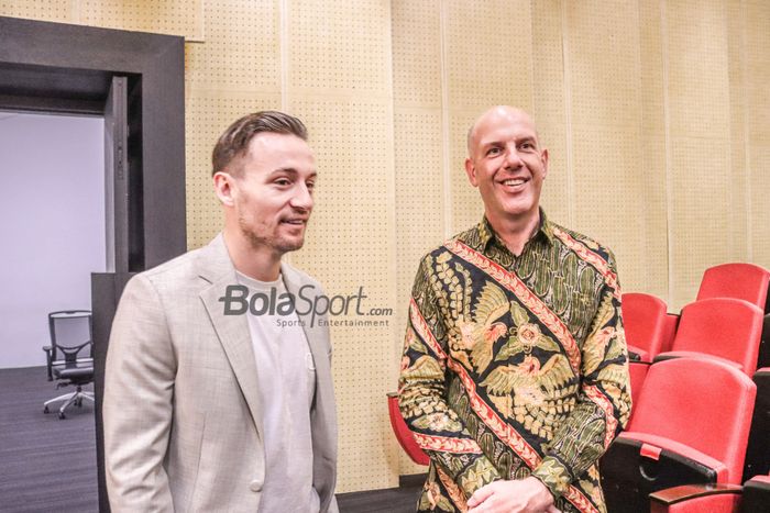 General Secretary of KNVB (Sekretaris Jendral KNVB), Gijs De Jong (kanan), sedang menghadiri sesi jumpa pers bersama Marc Klok (kiri) di Media Center Gelora Bung Karno, Senayan, Jakarta, 1 September 2022.