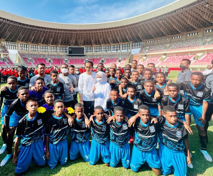 Presiden Joko Widodo resmi meluncurkan Papua Football Academy (PFA) di Stadion Lukas Enembe, Sentani, Papua, Rabu (31/8/2022).