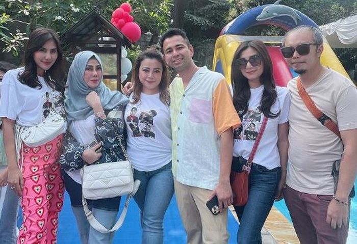 Amy Qanita bersama anak dan mantunya