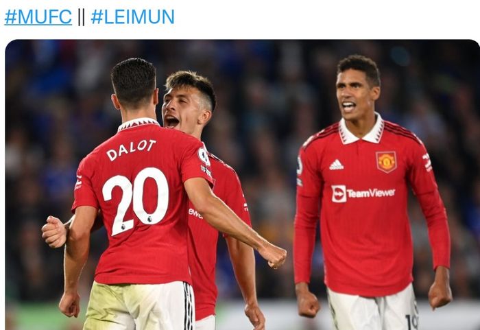 Diogo Dalot, Lisandro Martinez, dan Raphael Varane merayakan kemenangan Manchester United atas Leicester City pada pekan kelima Liga Inggris 2022-2023, Jumat (2/9/2022) dini hari WIB.