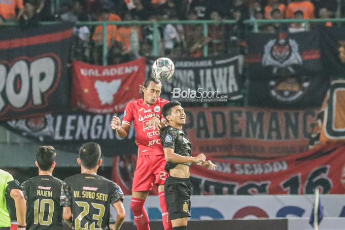 Bek Persija Jakarta, Hansamu Yama Pranata (kiri), sedang berduel udara dalam perebutan bola dengan penyerang Bhayangkara FC bernama Dendy Sulistyawan (kanan) dalam laga pekan kedelapan Liga 1 2022 di Stadion Patriot Candrabhaga, Bekasi, Jawa Barat, 3 September 2022.