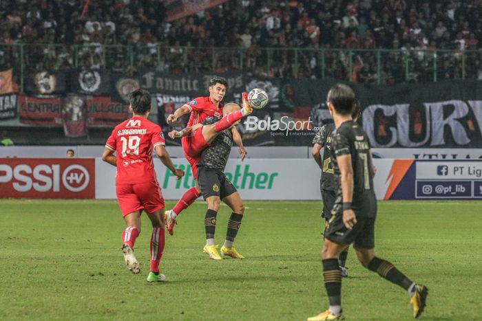 Bek Persija Jakarta, Muhammad Ferarri, sedang berusaha menghalau bola dalam laga pekan kedelapan Liga 1 2022 di Stadion Patriot Candrabhaga, Bekasi, Jawa Barat, 3 September 2022.