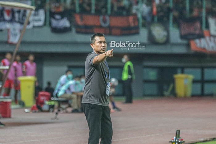 Pelatih Persita Tangerang, Widodo Cahyono Putro, sedang memberikan intruksi kepada para pemainnya dalam laga pekan kedelapan Liga 1 2022 di Stadion Patriot Candrabhaga, Bekasi, Jawa Barat, 3 September 2022.