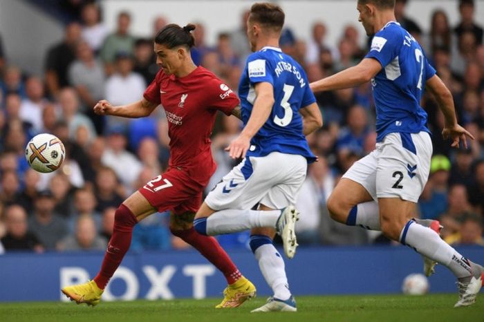 Aksi penyerang Liverpool, Darwin Nunez, dalam laga kontra Everton pada lanjutan Liga Inggris 2022-2023.