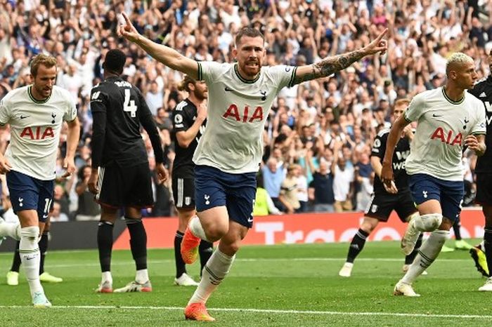 Pierre-Emile Hojbjerg rayakan gol Tottenham ke gawang Fulham pada lanjutan Liga Inggris di London (3/9/2022).