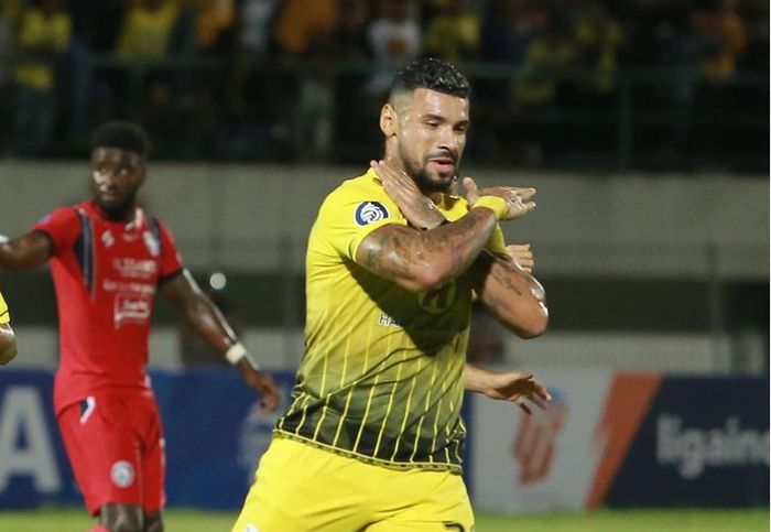 Pemain Barito Putera, Renan Alves saat selebrasi setelah mencetak gol ke gawang Arema FC pada pekan kedelapan Liga 1 2022-2023 di Stadion Demang Lehman, Martapura, Minggu (4/9/2022).