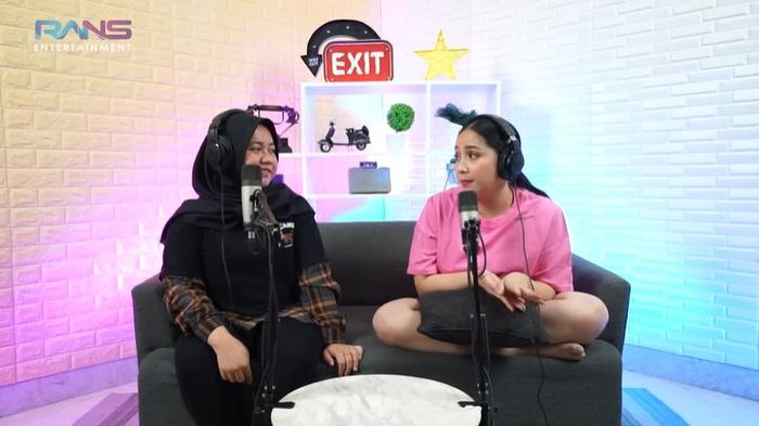 Mbak Lala saat melakukan podcast dengan Nagita Slavina.