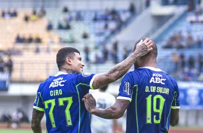 Ciro Alves dan David da Silva di laga antara Persib Bandung versus RANS Nusantara FC pada pekan kedelapan Liga 1 2022/2023 di Stadion Gelora Bandung Lautan Api (GBLA), Bandung, Jawa Barat, Minggu (4/9/2022).