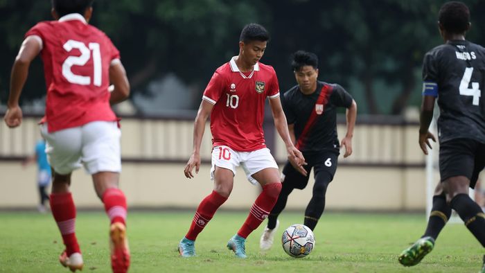 Aksi Alfriyanto Nico saat membela timnas U-19 Indonesia melawan Persija Jakarta U-20 pada uji coba jelang Kualifikasi Piala Asia U-20 2023.