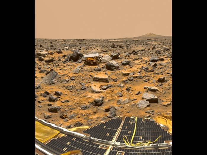 Pemandangan panorama situs pendaratan Ares Vallis Pathfinder, mengungkapkan jejak masa lalu yang lebih hangat dan lebih basah. Ini menunjukkan dataran banjir yang ditutupi dengan berbagai jenis batuan, bongkahan besar, bulat dan semi-bulat kerikil juga kerikil. Batuan dan kerikil ini diperkirakan te
