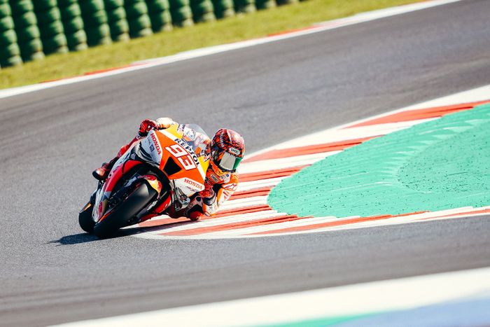 Aksi pembalap Repsol Honda, Marc Marquez, dalam tes resmi MotoGP di Sirkuit Misano, Italia, 6 September 2022.