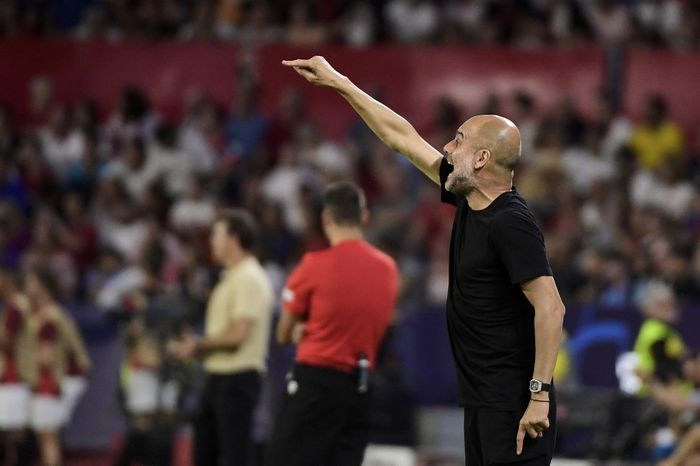 Pelatih Manchester City, Pep Guardiola, memberikan instruksi kepada pasukannya dalam laga pekan pertama Liga Champions kontra Sevilla di Stadion Ramon Sanchez Pizjuan, Selasa (6/9/2022).