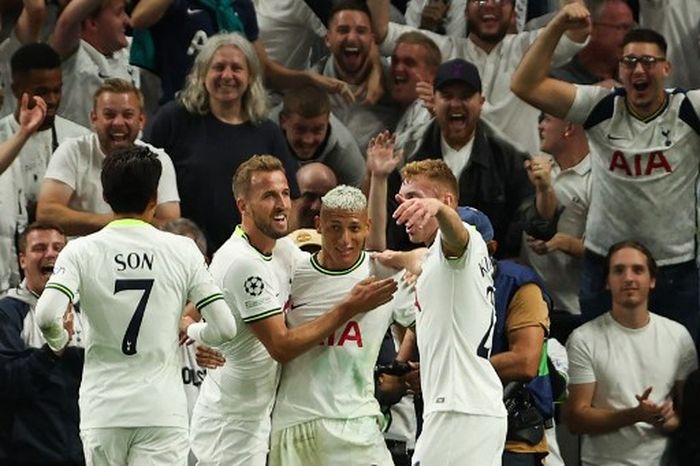 Richarlison (2 dari kanan) merayakan gol bersama rekannya dalam partai Liga Champions antara Tottenham vs Marseille (7/9/2022).