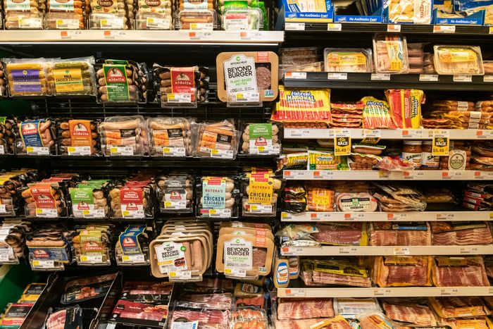 Makanan ultra proses adalah makanan olahan pabrik yang dibuat secara massal dan dijual dalam bentuk kemasan.
