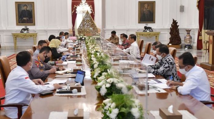 Presiden RI, Joko Widodo memimpin rapat terbatas (Ratas) terkait penyelenggaraan Piala Dunia U-20 2023 di Istana Merdeka, Jakarta Pusat, Kamis (8/9/2022). 
