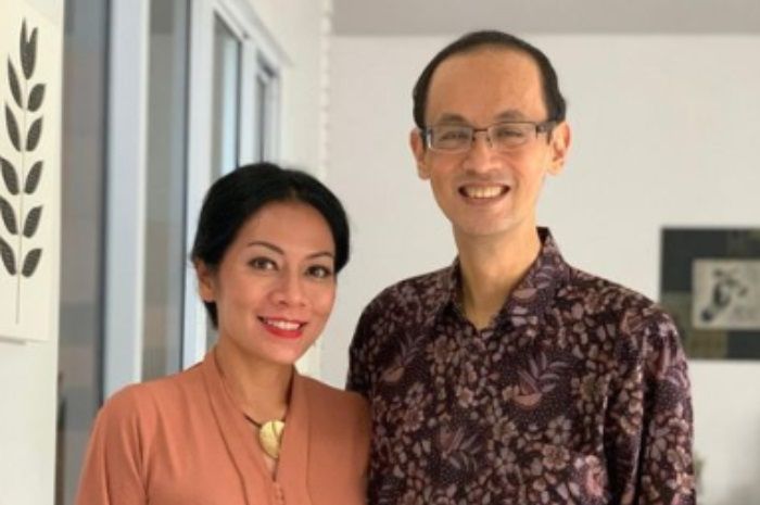 Dee Lestari bersama mendiang suami, Reza Gunawan