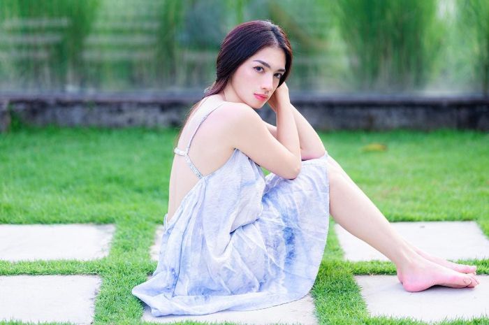 Angel Karamoy dalam balutan mini dress backless