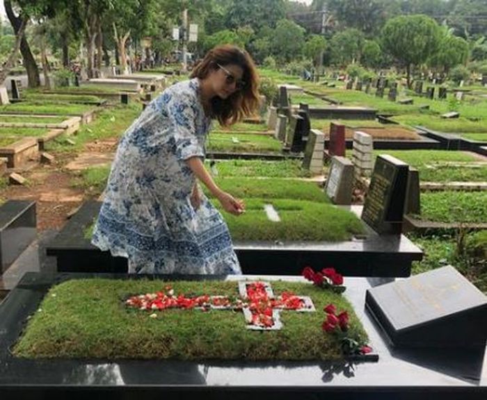Tamara mengunjungi makam sang ayah