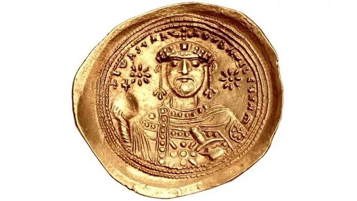 Salah satu dari dua bintang di dekat kepala Kaisar mungkin menunjukkan supernova 'terlarang' yang menerangi langit di atas Byzantium selama lebih dari setahun.