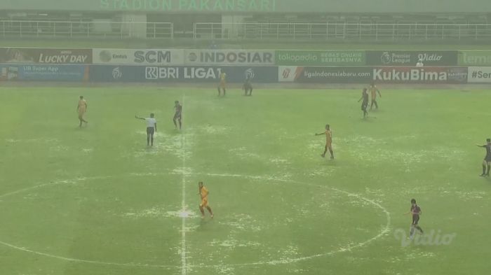 Stadion Pakansari tergenang air akibat diguyur hujan lebat dalam laga Rans Nusantara FC vs Persik Kediri (10/9/2022). 