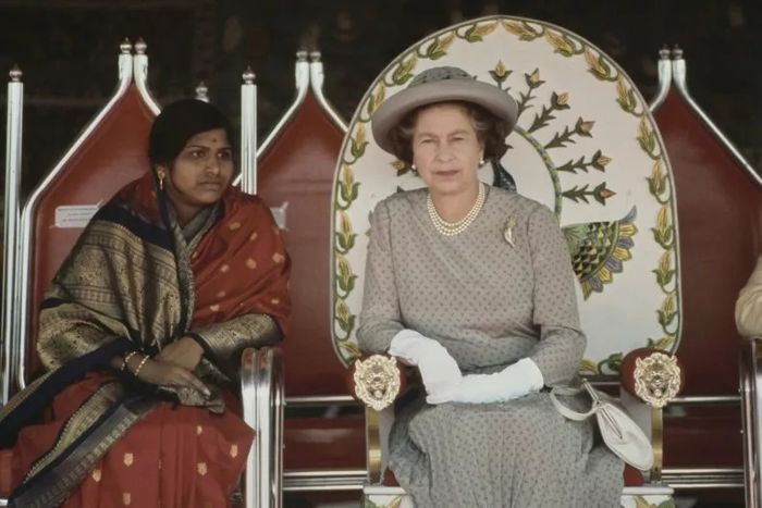 Ratu Elizabeth II di samping seorang pejabat yang tidak disebutkan namanya selama Kunjungan Kenegaraan sembilan hari ke India, 18 November 1983.